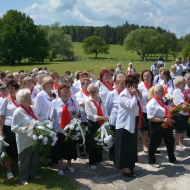 Členky LKŽ položily bílé kytice k sousoší dětí.