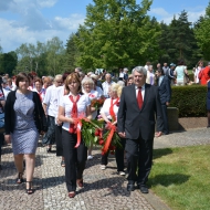 Kytici rudých květů k soše "Lidická žena s růží" položila předsedkyně RR LKŽ v doprovodu předsedy ÚV KSČM s. Filipa a místopředsedkyní poslaneckého klubu KSČM s. Vostré