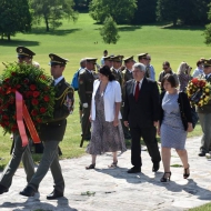 Za věncem KSČM s. Filip, ss. Vrzalová a Vostrá