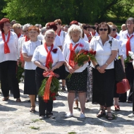 Levicové ženy v bílých tričkách a s červenými šálami